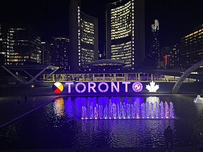 Biển hiệu Toronto Sign thắp sáng màu tím