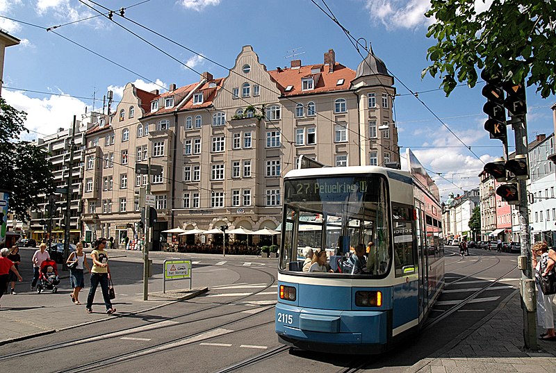 File:Tram 27 Muenchen Kurfuerstenplatz 01.jpg