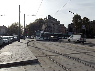 Tram de la ligne 3b près de la porte de la Villette.