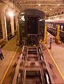 エレンホト駅で1,520mm軌間の台車から1,435mm軌間の台車に交換中の列車