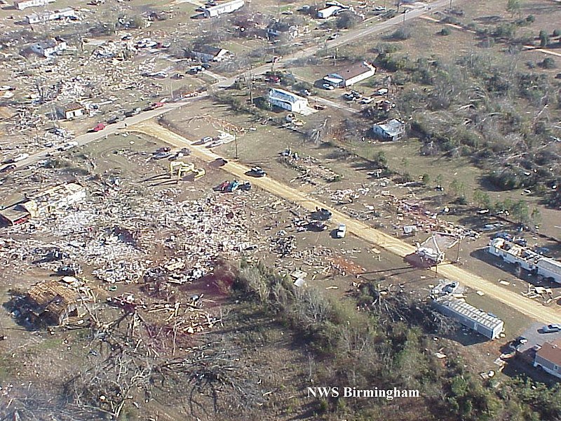 File:Tuscaloosa tornado damage.jpg