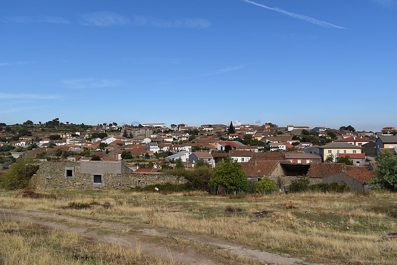 File:Valdefuentes de Sangusín - vista xeral 2.jpg