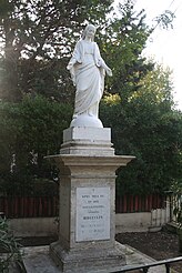 Statue de la Vierge, dans le centre.