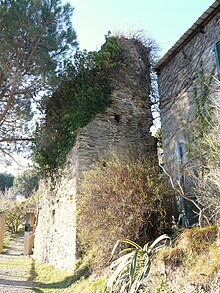 I ruderi della fortificazione presso la frazione di Castellaro
