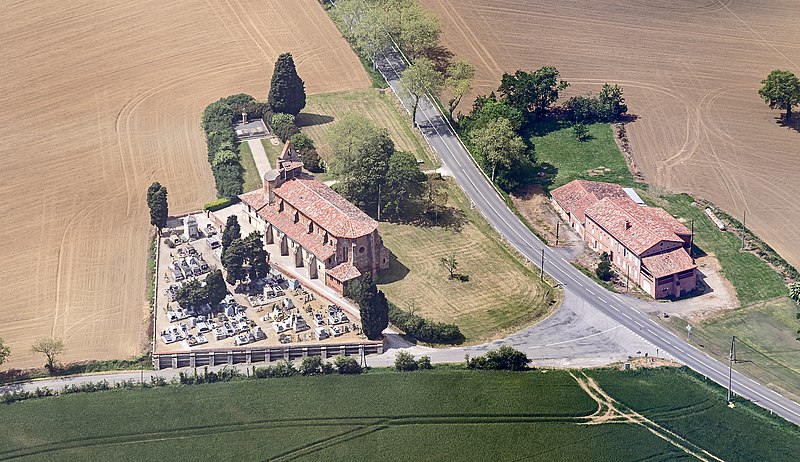 File:Verfeil (Haute-Garonne) - église Saint-Sernin-des-Rais- vue aérienne.jpg