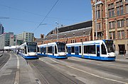 Vernieuwd tramstation Amsterdam Centraal Westzijde met Combino's op de tramlijnen 2, 12 en 13.