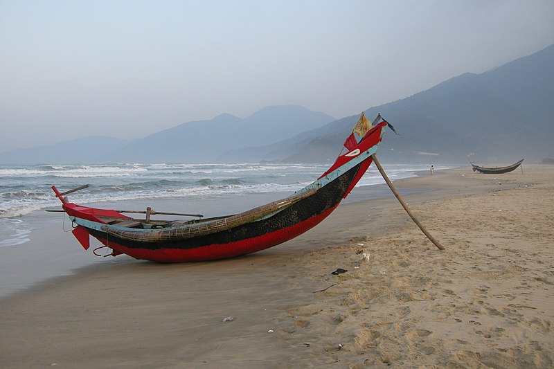 File:Vietnamese fishing boat, Lang Co, Vietnam.jpg