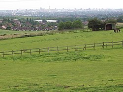 Pheasey vidět z Barr Beacon, s Birminghamem v pozadí