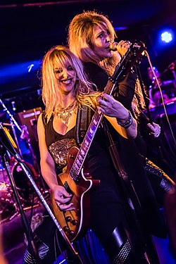 Lead guitarist Britt Lightning and lead vocalist Janet Gardner in Stuttgart, 2018