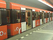 Pociąg w malowaniu reklamowym (od września 2007) na stacji Ládví