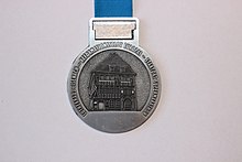 Vorderseite Medallie 45. GutsMuths-Rennsteiglauf Halbmarathon 2017.jpg