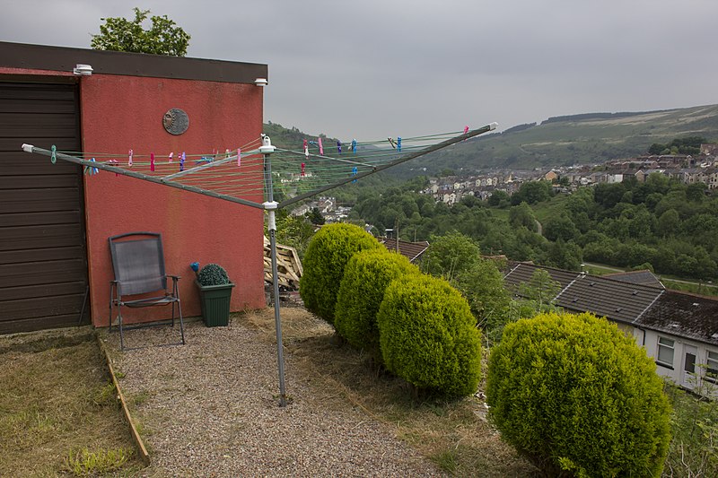 File:Washing line vista, Moutain Row, Blaenllechau, south Wales (27462246885).jpg