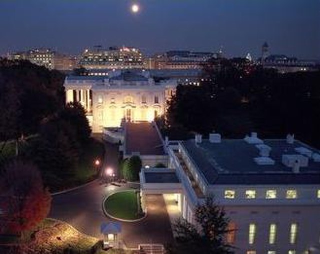 The West Wing (lower right) at night in December 2006