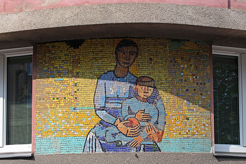 File:Wien-Penzing - Gemeindebau Dreyhausenstraße 46 - Mosaik Mutter und Kind - Leopold Birstinger 1955-57.jpg