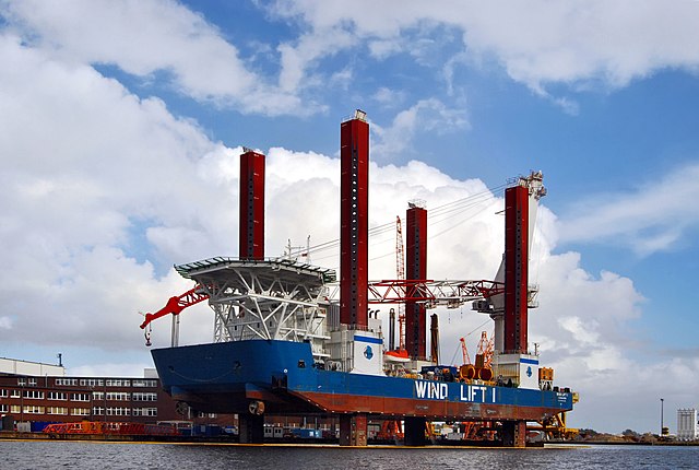 Немецкое самоподъёмное судно-кран, используемое для установки на воде ветровых электростанций. Фотография сделана в порту города Эмдена.