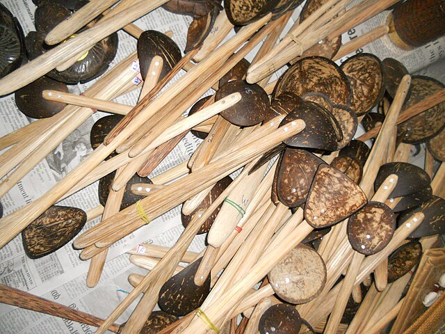 https://upload.wikimedia.org/wikipedia/commons/thumb/7/72/Wooden_spoon_z.jpg/640px-Wooden_spoon_z.jpg