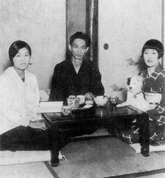 File:Yasunari Kawabata 1930+wife and sister.jpg