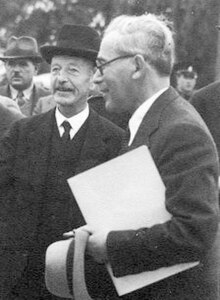 יצחק וולקני (מימין, בצדודית, אוחז מגבעת) והנציב העליון, סר ארתור ווקופ, 1935