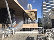 高島二丁目歩道橋は2021年に完成した横濱ゲートタワーと接続