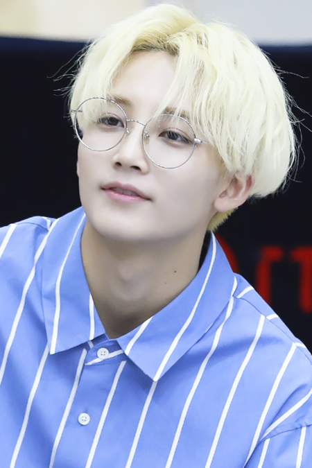 Tập_tin:Yoon_Jeong-han_during_a_fan_signing_event_in_June_2017_06.png