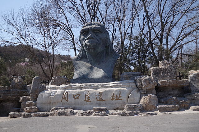 Une reconstitution de l'Homme de Pékin, à l'entrée du musée de Zhoukoudian.