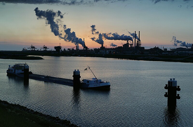 File:Zicht op de Hoogovens bij IJmuiden, met het Noordzeekanaal - IJmuiden - 20387622 - RCE.jpg