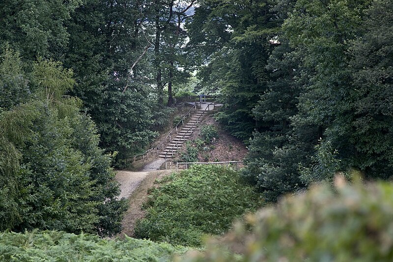 File:Zicht op een mottekasteel in natuurgebied "De Duivelsberg" - Berg en Dal - 20536944 - RCE.jpg