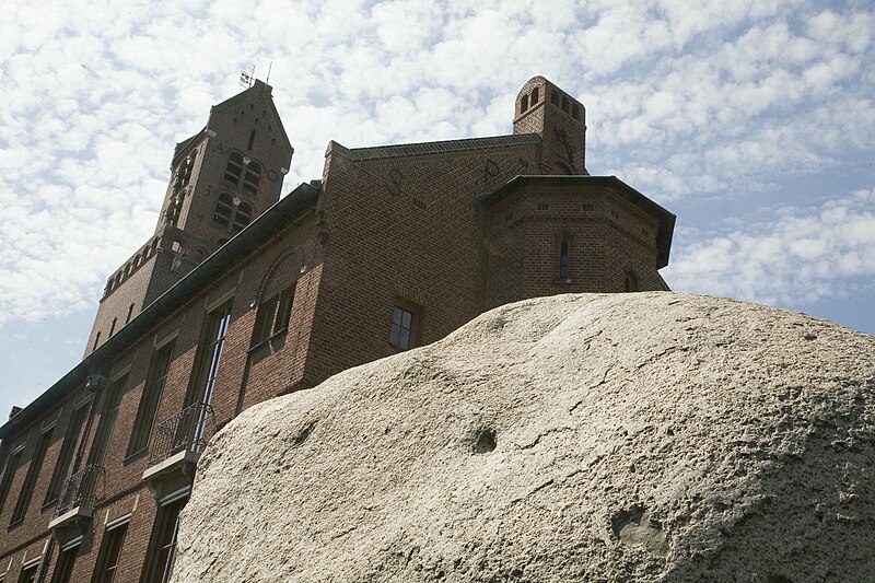 File:Zicht op het raadhuis met op de voorgrond een zwerfkei afkomstig uit Meddo - Winterswijk - 20430126 - RCE.jpg