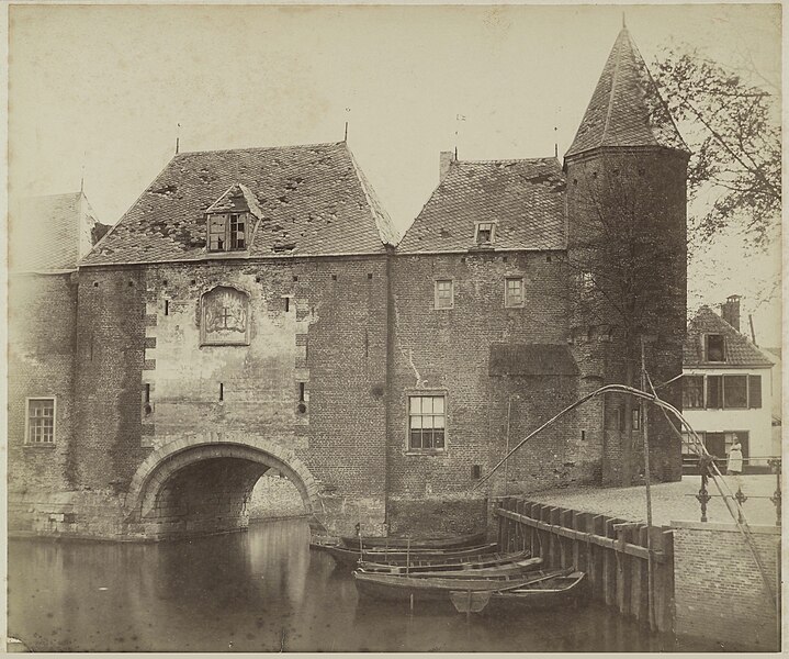 File:Zicht op waterpoort buitenzijde, rechts - Amersfoort - 20320984 - RCE.jpg