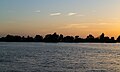 Zicht vanaf het water op de Alde Feanen van het It Fryske Gea. Waardevol natuurgebied in Friesland.