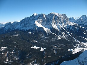 Die Zugspitze-massief soos gesien vanuit die weste. Die bergpiek is aan die linkerkant