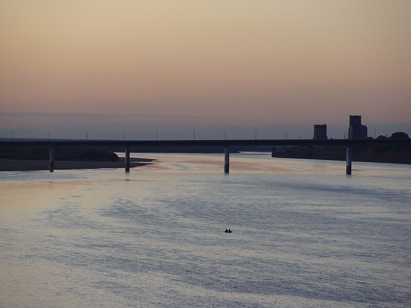 File:Севрная Двина у Котласа. Вид из окна поезда, идущего по мосту.JPG