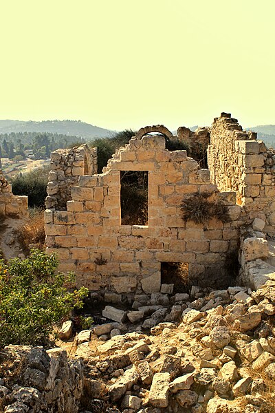 File:אחד המבנים מהמצודה הצלבנית בתל צובה.jpg