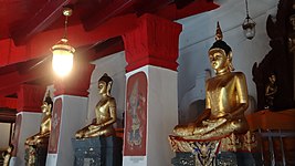 An nakatukaw na mga Buddha sa base kan stupa