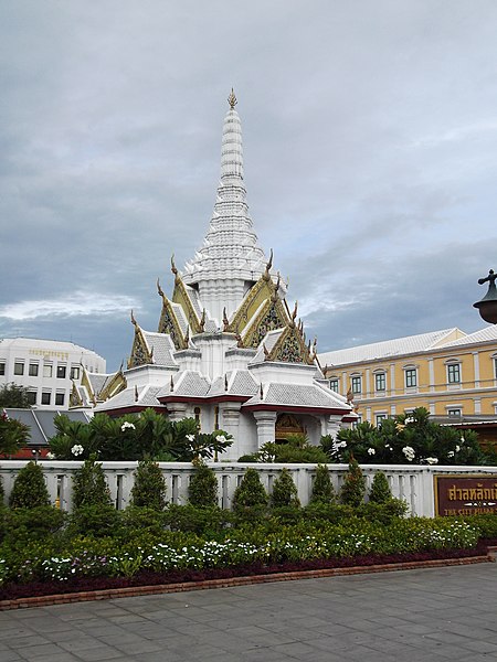 File:ศาลหลักเมือง กรุงเทพมหานคร City Pillar Shrine of Bangkok (5).jpg