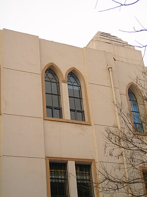犹太会堂侧面的六芒星形状窗户