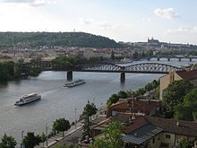 033 Vista des del bastió sud-oest, ponts el Vltava i el Castell al fons.jpg