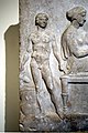 Relief votif au banquet funèbre. Jeune esclave nu tenant une œnochoé. Athènes Ve siècle. Musée archéologique d'Athènes