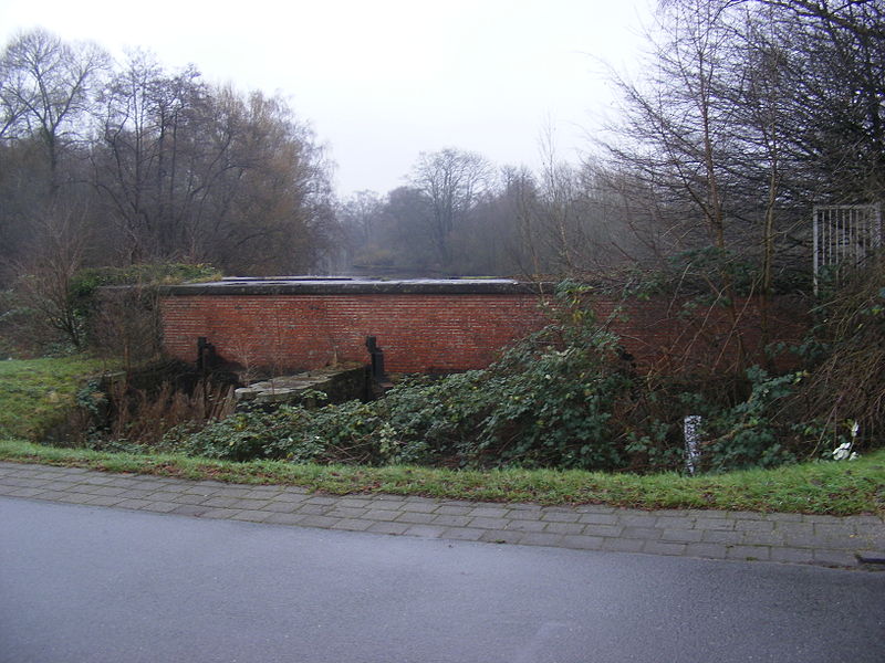 File:1409Brücke und Siele am alten Schöpfwerk Wasserhorst.JPG