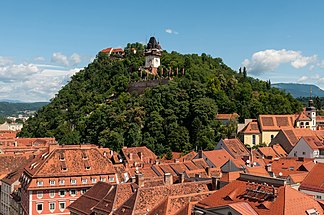 Schloßberg von der Hauptbrücke gesehen Links die Stallbastei, rechts der Uatuam