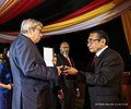 2019-08-30 Eduardo Ferro Rodrigues bekommt für das port. Parlament den Ordem de Timor-Leste von Francisco Guterres.jpg