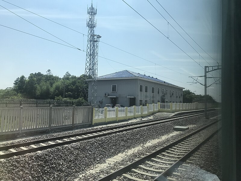 File:201906 Station Building of Yanjialong.jpg