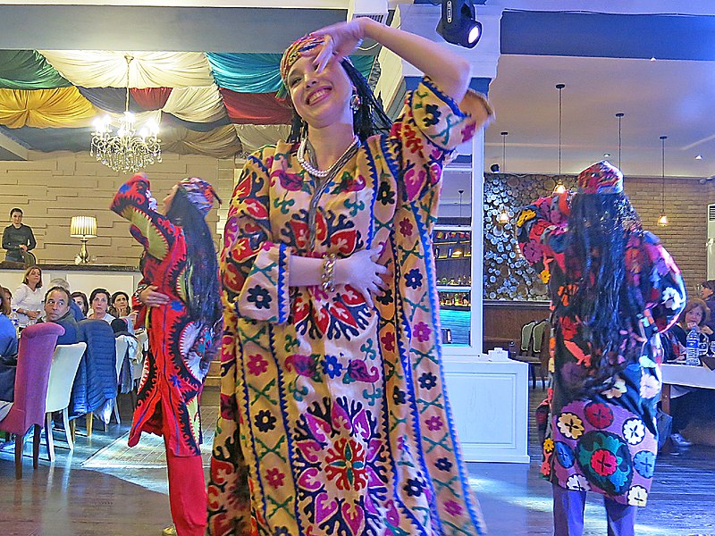 File:209 Restaurant Piligrim (Taixkent), espectacle de danses uzbekes.jpg