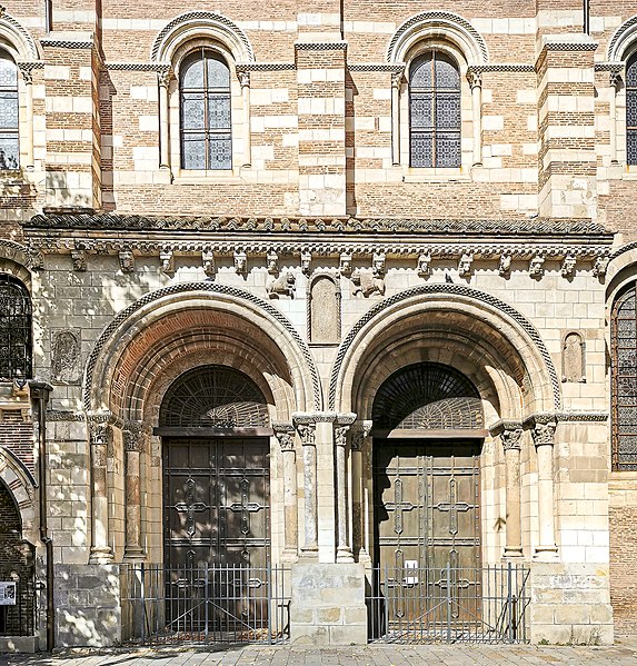 File:31 - Toulouse - Basilique Saint-Sernin - Porte des Comtes.jpg