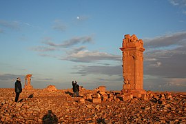 Photographie en couleurs de tours en ruines dans un désert