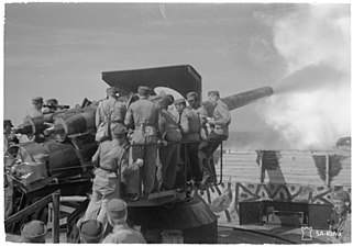 8-inch gun firing in Mäkiluoto, Kirkkonummi in 1942 (SA-kuva 96336).jpg