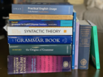 Een stapel Engelse grammaticaboeken.png
