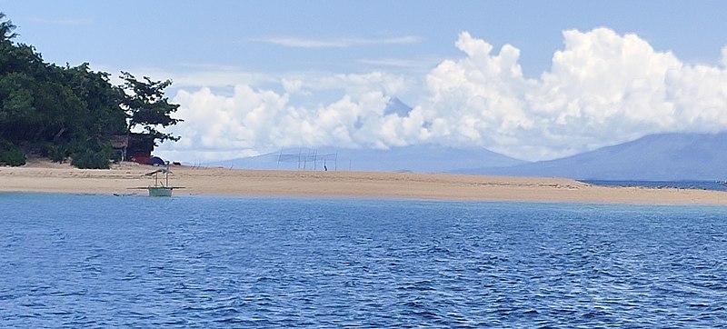 File:Aguirangan Island in Camarines Sur 01.jpg