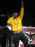 Akon, chanteur né le 16 avril.