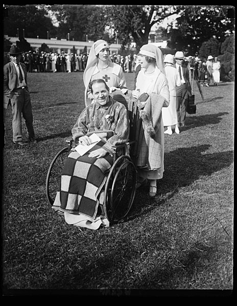 File:American Red Cross and person in wheelchair at White House, Washington, D.C. LCCN2016893699.jpg